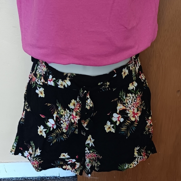 *SALE NWOT Flowered Women's Shorts - Picture 5 of 5